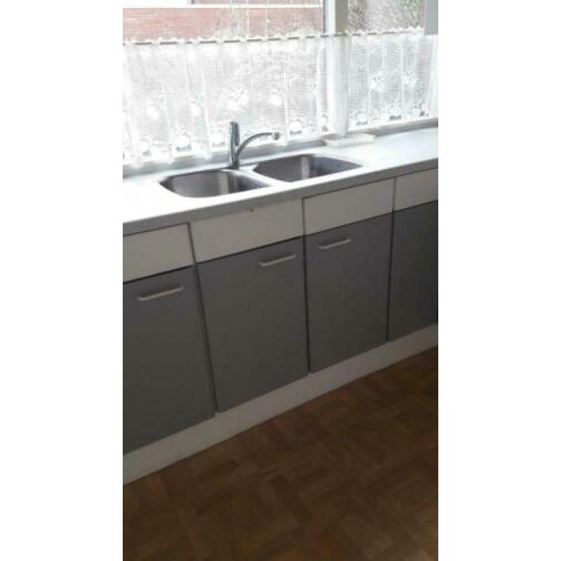 Grijs witte keuken