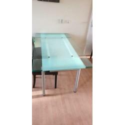 Mooie uitschuifbare glazen tafel
