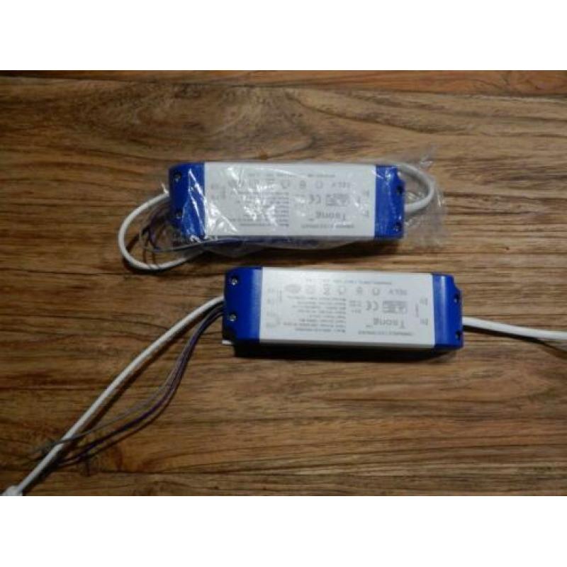 Doos met 37 LED Drivers en 2 dimbare led drivers