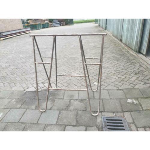 metalen schragen matador hoog circa 122cm, breed circa 114cm