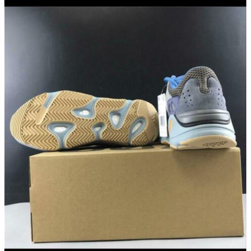 Yeezy boost 700 v1 carbon blue blauw