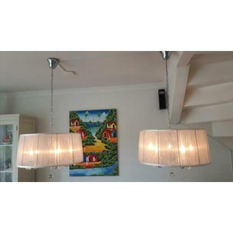 2x kroonluchters met witte kap