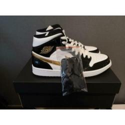 Jordan 1 Mid Patent Black 40