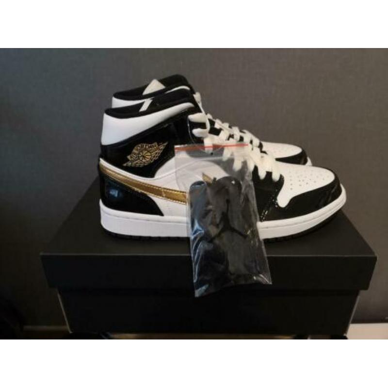 Jordan 1 Mid Patent Black 40