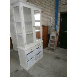Witte winkel/vitrinekast met vier manden.