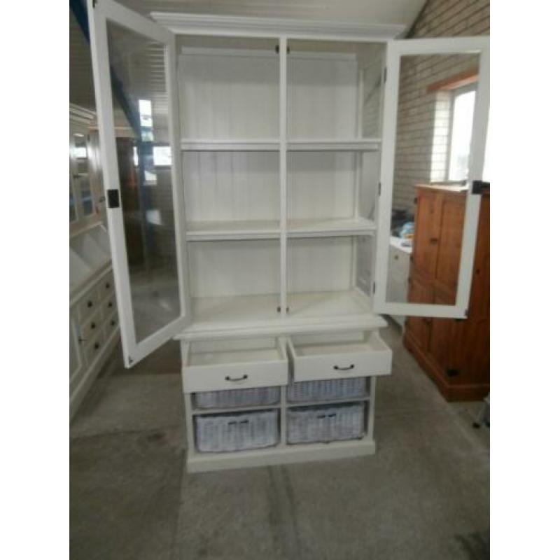 Witte winkel/vitrinekast met vier manden.