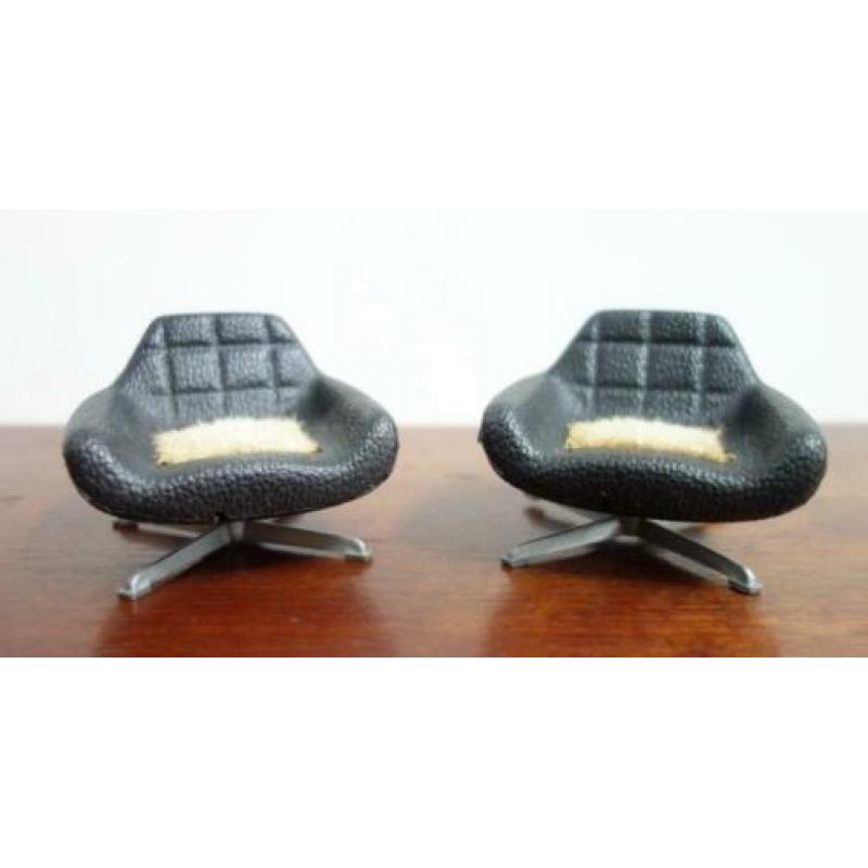 60 70 jaren voor poppenhuis 2 x zwarte fauteuil met stof zit