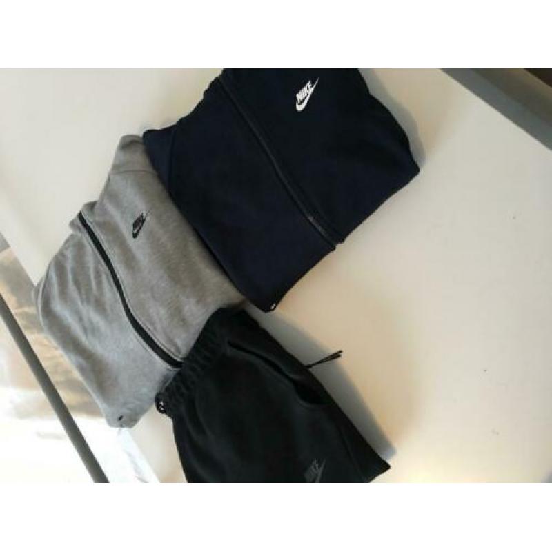 Nike tech vesten Grijs en zwart vesten en broek *OPRUIMING*