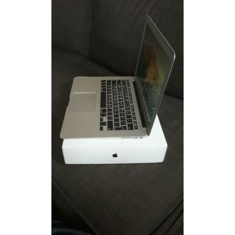 MACBOOK AIR MET OFF 2016 NIEUWSTAAT EN COMPLEET. uit 2015