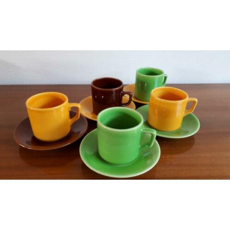 5 gekleurde kop en schotels retro