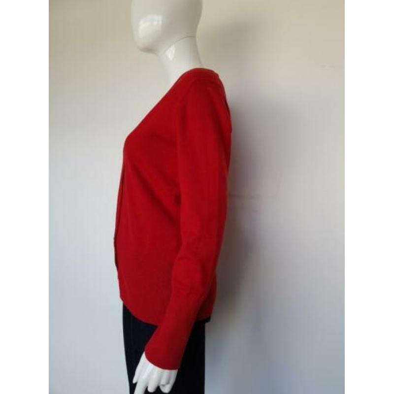Slippely vest met v-hals. Mt. M. Rood.