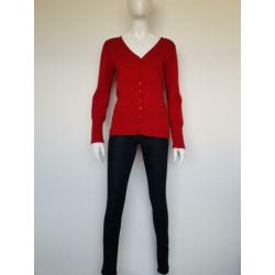 Slippely vest met v-hals. Mt. M. Rood.