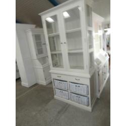 Witte winkel/vitrinekast met vier manden.