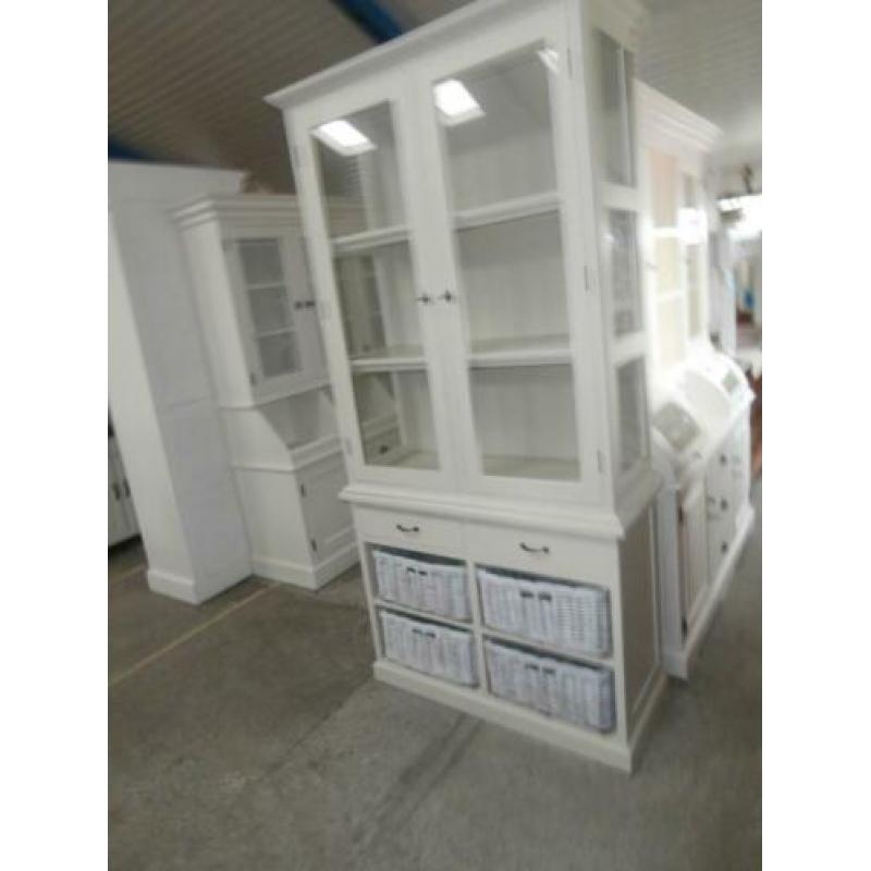 Witte winkel/vitrinekast met vier manden.