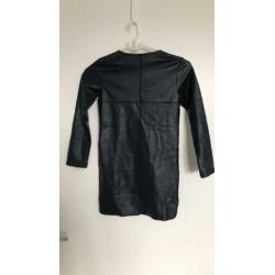 Jurkje donkerblauw leerlook met bies op mouw