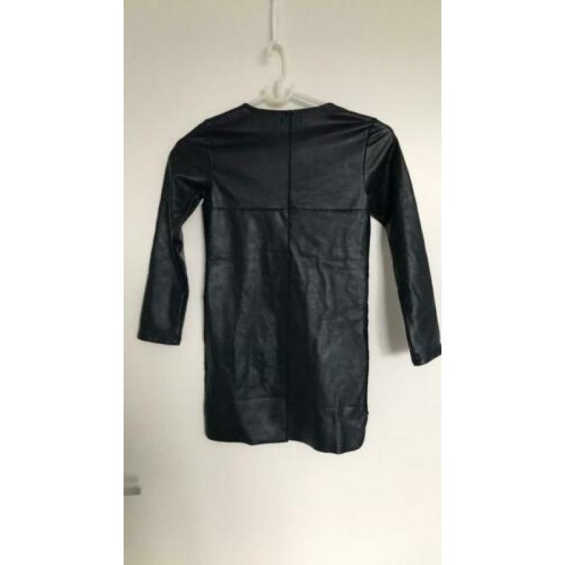 Jurkje donkerblauw leerlook met bies op mouw
