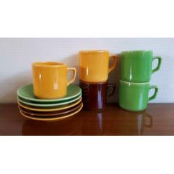 5 gekleurde kop en schotels retro