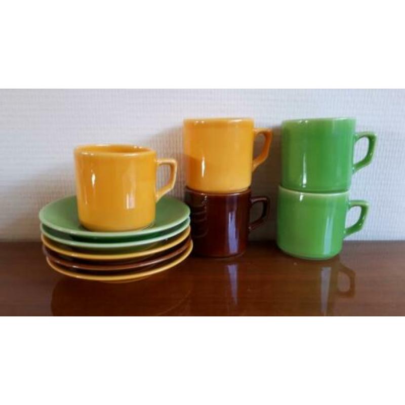 5 gekleurde kop en schotels retro