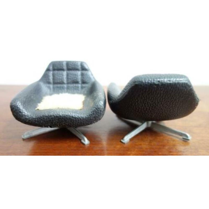 60 70 jaren voor poppenhuis 2 x zwarte fauteuil met stof zit