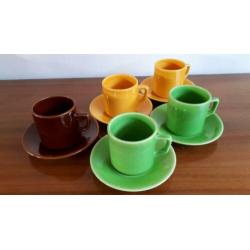 5 gekleurde kop en schotels retro