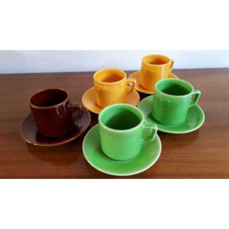5 gekleurde kop en schotels retro