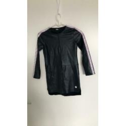 Jurkje donkerblauw leerlook met bies op mouw