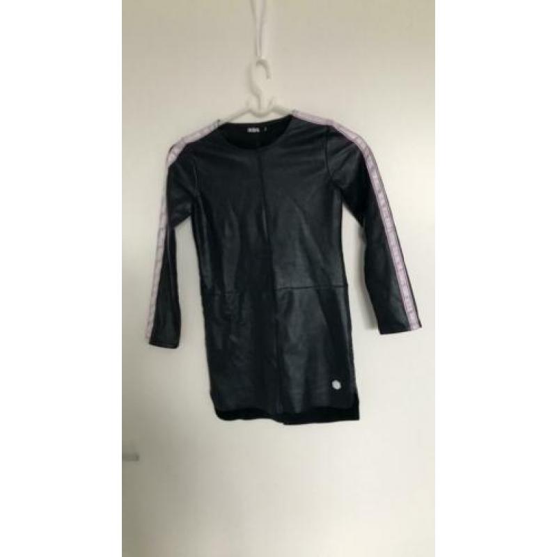 Jurkje donkerblauw leerlook met bies op mouw