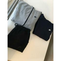 Nike tech vesten Grijs en zwart vesten en broek *OPRUIMING*