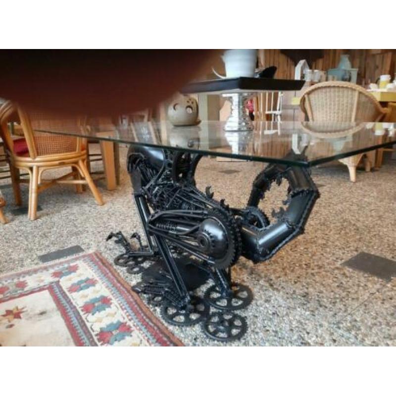 Alien tafel metaal kunst