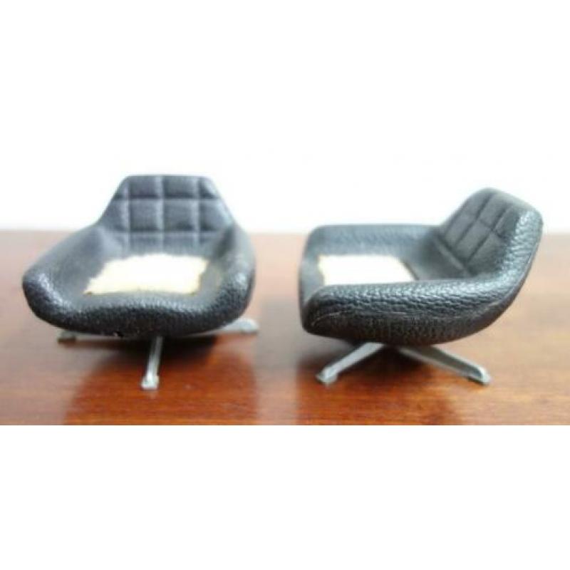60 70 jaren voor poppenhuis 2 x zwarte fauteuil met stof zit