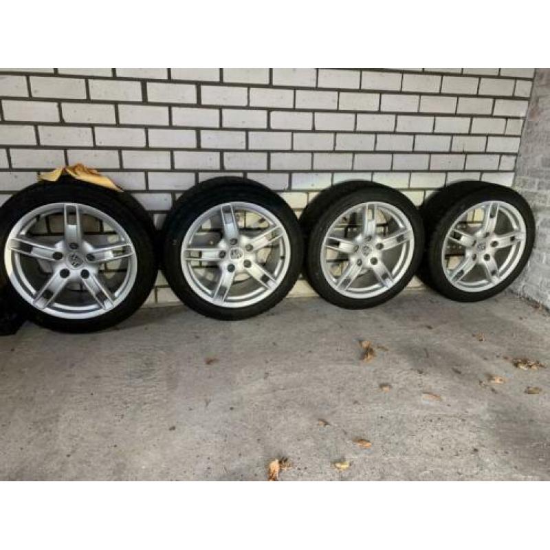 Porsche 18 inch velgen met winterbanden