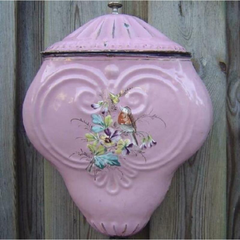 Roze emaille waterreservoir. 7 maart emaillebeurs Apeldoorn.