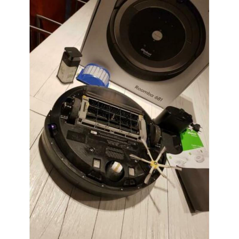 Roomba Irobot 681 robot stofzuiger wegens overdadig
