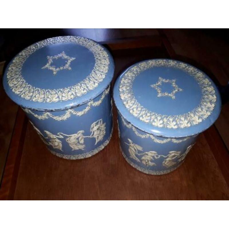 2× Wedgwood Jasperware vintage blik/trommel Dansende vrouwen