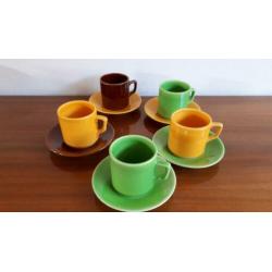 5 gekleurde kop en schotels retro