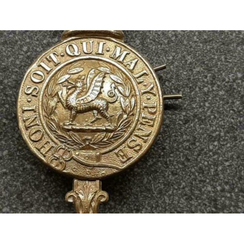 Cap Badge / Honi . Soit . Qui . Mal . Y . Pense 77 x 42 m