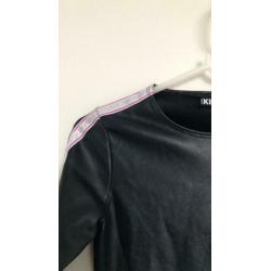 Jurkje donkerblauw leerlook met bies op mouw