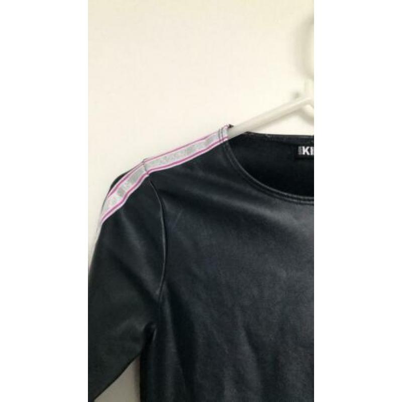 Jurkje donkerblauw leerlook met bies op mouw