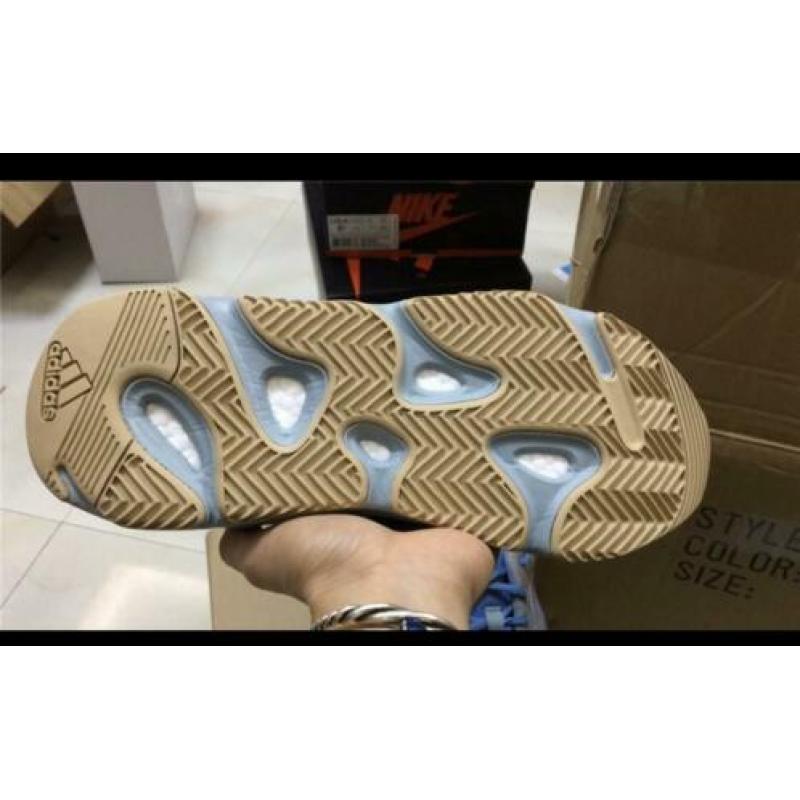 Yeezy boost 700 v1 carbon blue blauw
