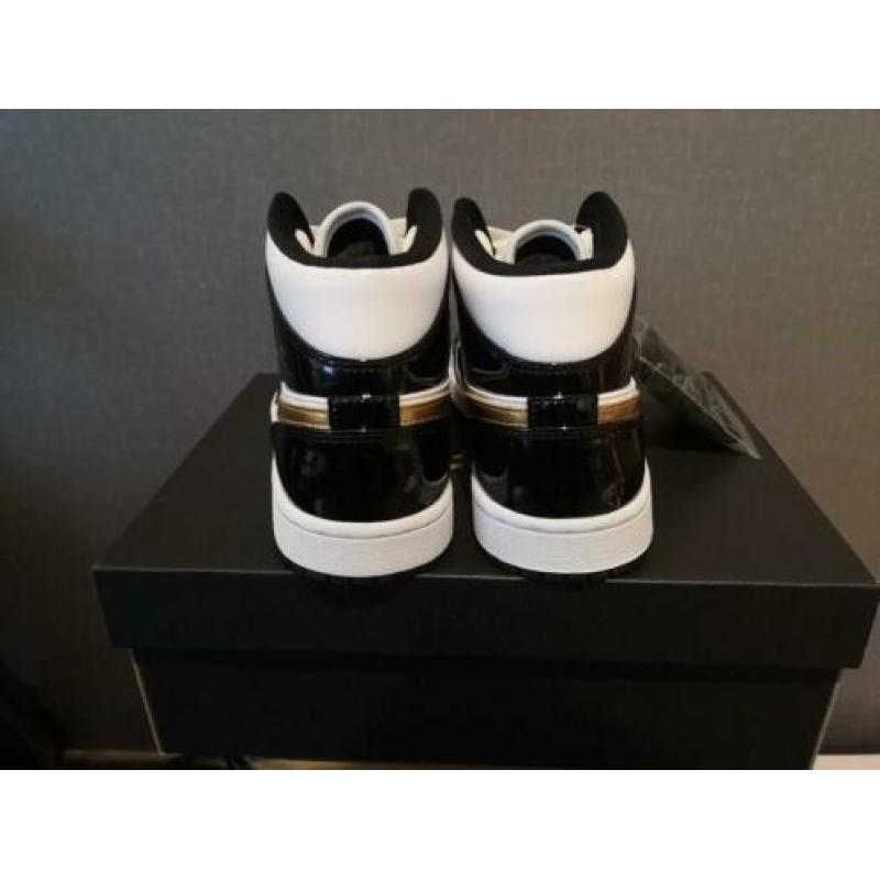 Jordan 1 Mid Patent Black 40