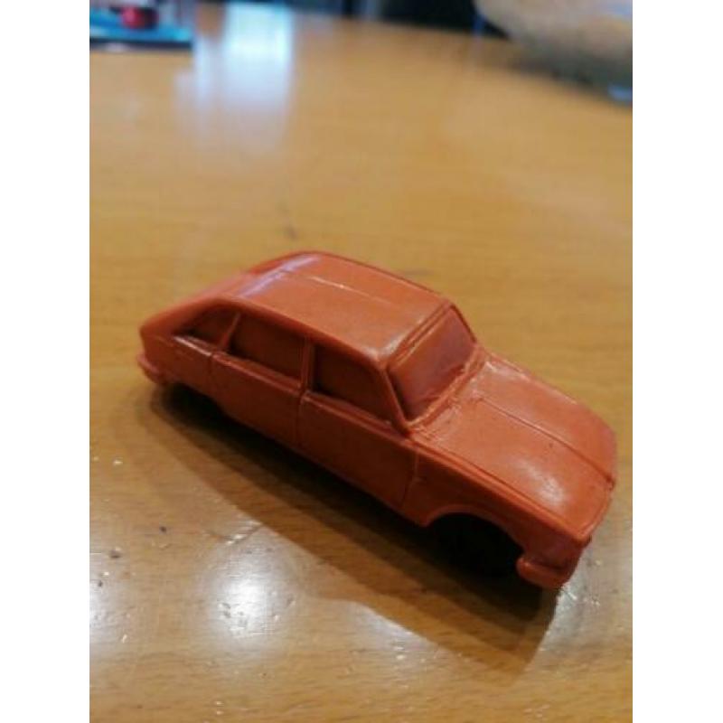 Renault 16 1:43 oranje. PLASTIC.