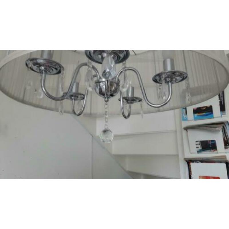 2x kroonluchters met witte kap