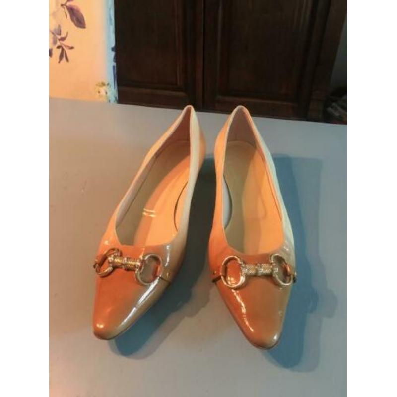 Lorbac - pumps - maat 40,5 -witbeige lakleer gouden gesp -