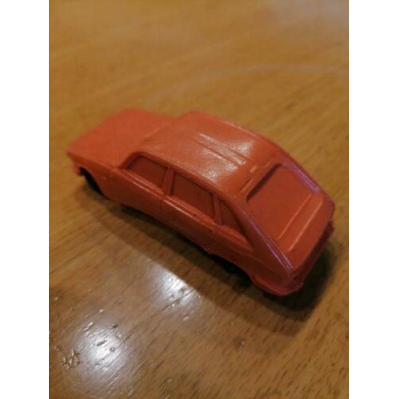 Renault 16 1:43 oranje. PLASTIC.