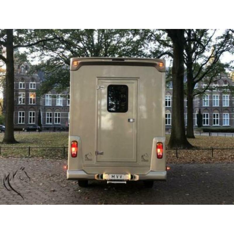 Paardenwagen- paardenvrachtwagen Mercedes