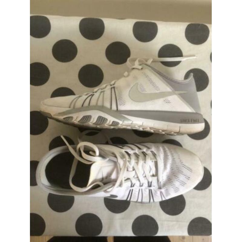 - Nike Free TR 6 - wit / zilver - maat 38,5 (US 7,5 / UK 5)