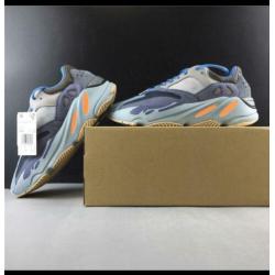 Yeezy boost 700 v1 carbon blue blauw