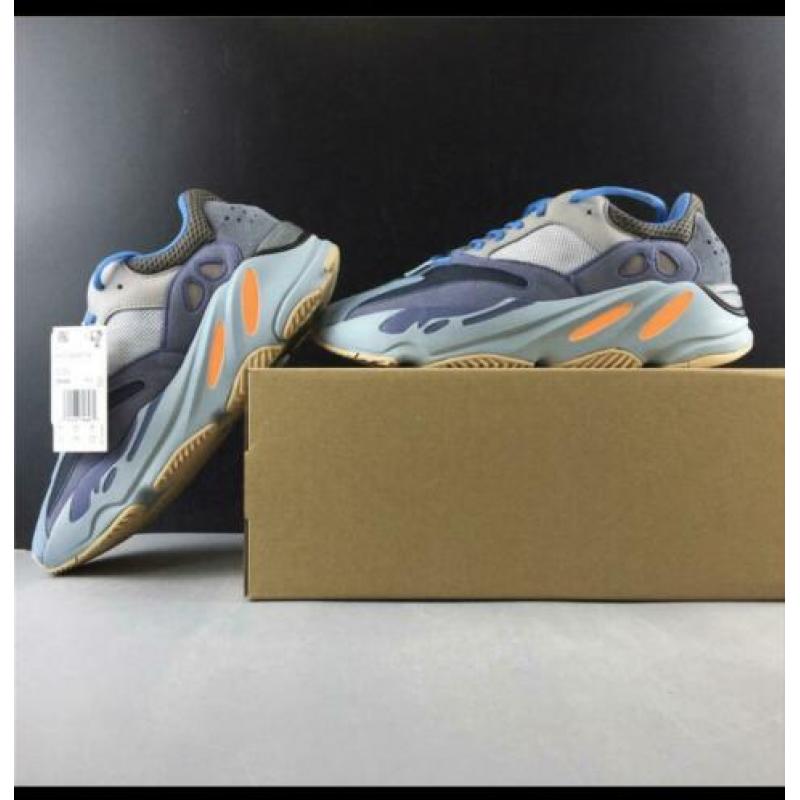 Yeezy boost 700 v1 carbon blue blauw