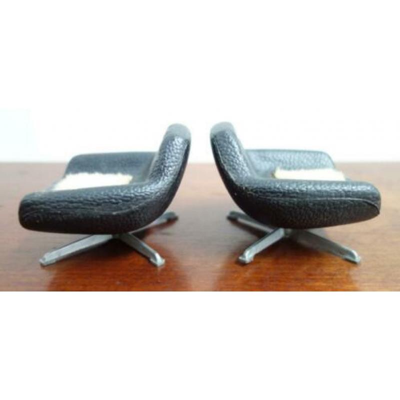 60 70 jaren voor poppenhuis 2 x zwarte fauteuil met stof zit