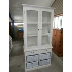 Witte winkel/vitrinekast met vier manden.